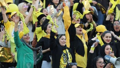 اعتراض سپاهان به حضور «مشوق آقا» بین هواداران زن پرسپولیس +فیلم