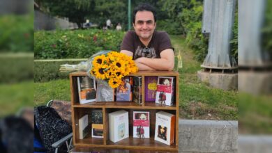 میز ترجمه در پارک‌ها/ حکایت مترجمی که کتاب‌هایش را هدیه می‌دهد