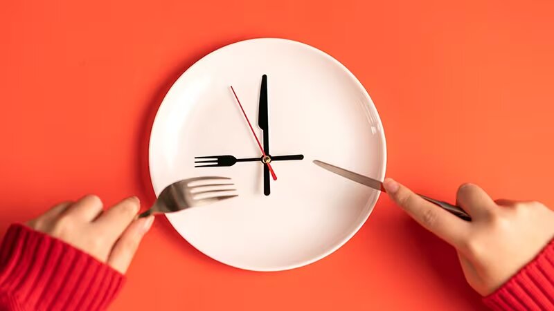 چه زمانی شام بخوریم که چاق نشویم؟