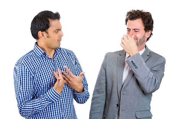 ۴ گروه غذایی که می‌تواند باعث بوی بد بدن شوند