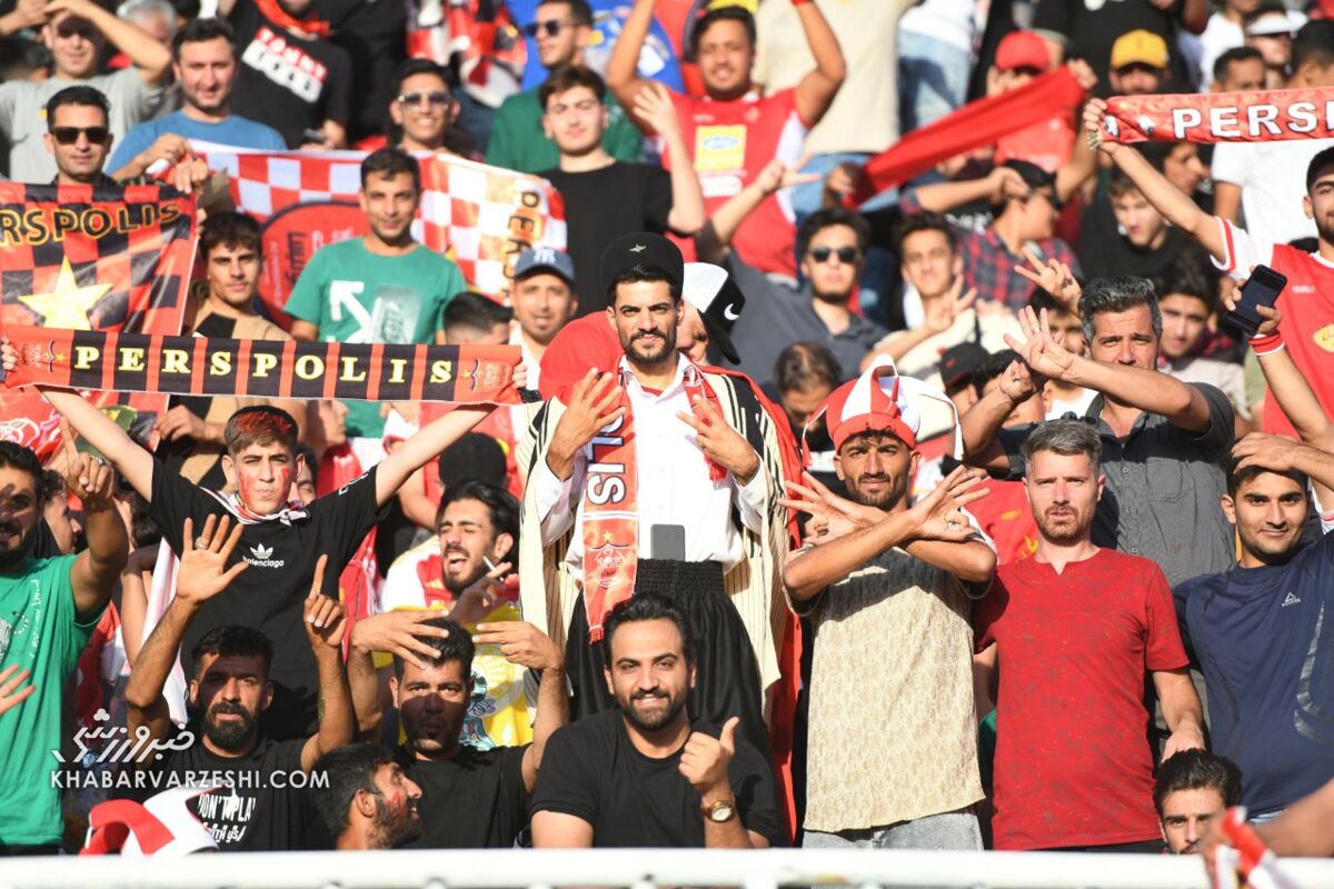 درگیری عجیب بین هواداران پرسپولیس در نقش جهان!/ جان مادرتان تیم را بههم نریزید؛ شما از چه کسی خط میگیرید؟