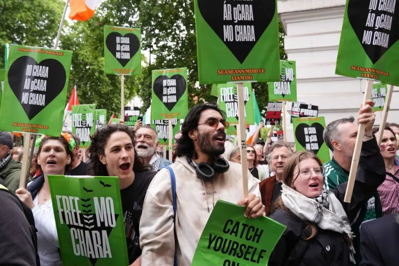 هواداران نی‌کاپ با پرچم فلسطین جلوی دادگاه حاضر شد