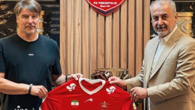 میشائیل اونینگ رسماً به پرسپولیس پیوست/ درویش امضا گرفت؛ ثبت عکس یادگاری با پیراهن سرخ +عکس