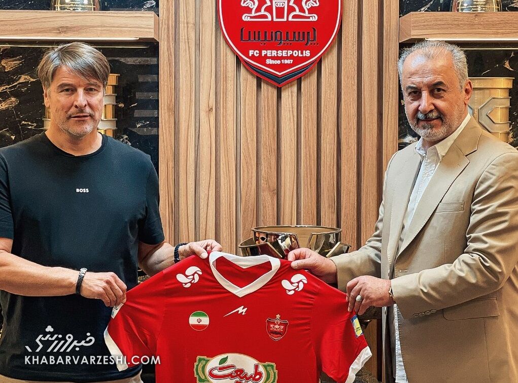 میشائیل اونینگ رسماً به پرسپولیس پیوست/ درویش امضا گرفت؛ ثبت عکس یادگاری با پیراهن سرخ +عکس