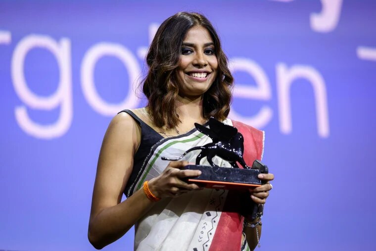 زنان در مرکز داستان، بمبئی زیر نور و سکوت!