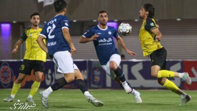 قهر داوران پس از تهدید مدیرعامل!/ تاخیر طولانی در بازی گل‌گهر - سپاهان +ویدیو