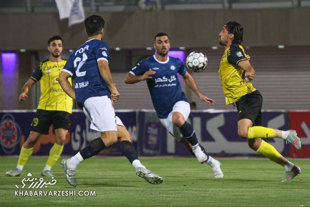 قهر داوران پس از تهدید مدیرعامل!/ تاخیر طولانی در بازی گلگهر - سپاهان +ویدیو