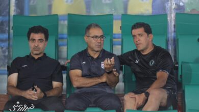 یک پرسپولیسی حین بازی استقلال - پیکان روی سکوها رویت شد! +عکس