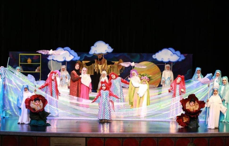 حضور ۵۰ دختر هنرمند در اجرای نمایش «دنیا و یه روز عجیب»