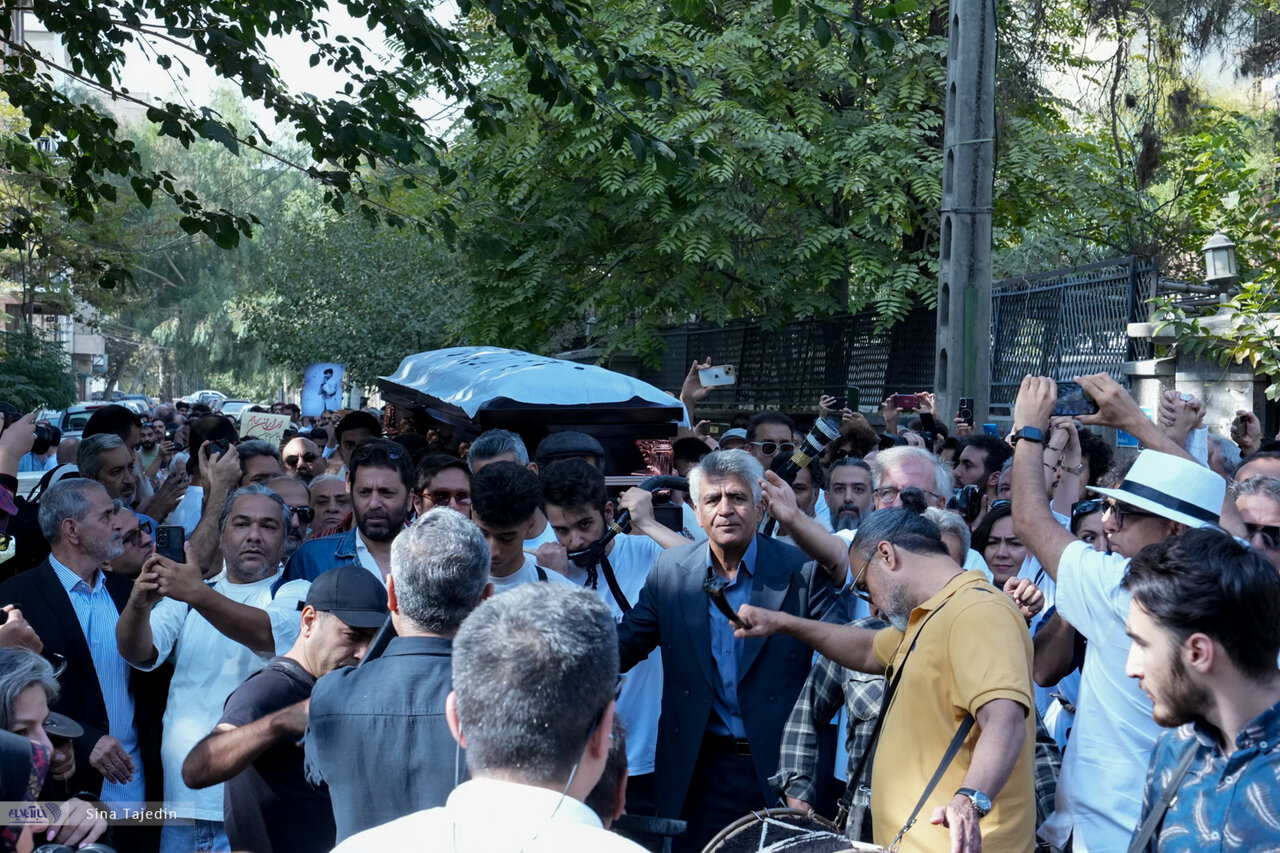 روزنامه اصولگرا: بسیاری از اهالی سینما و روشنفکران چون نان به نرخ روز می خورند، در مراسم تشییع ناصر تقوایی شرکت نکردند