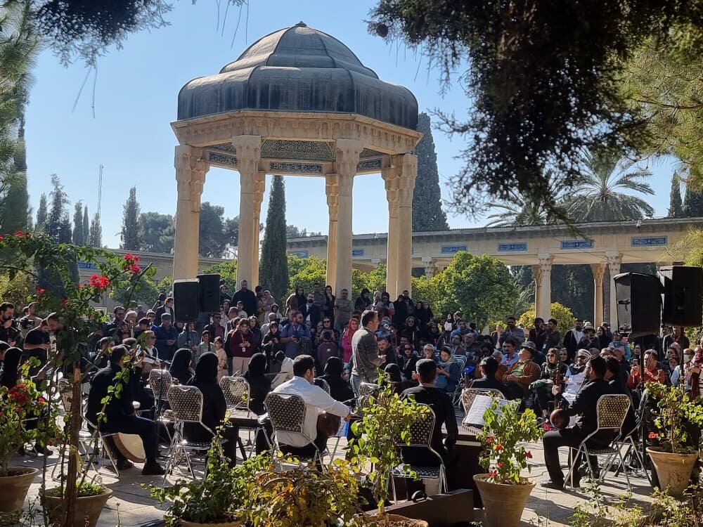 مهمانان جشنواره جهانی فیلم فجر به حافظیه رفتند