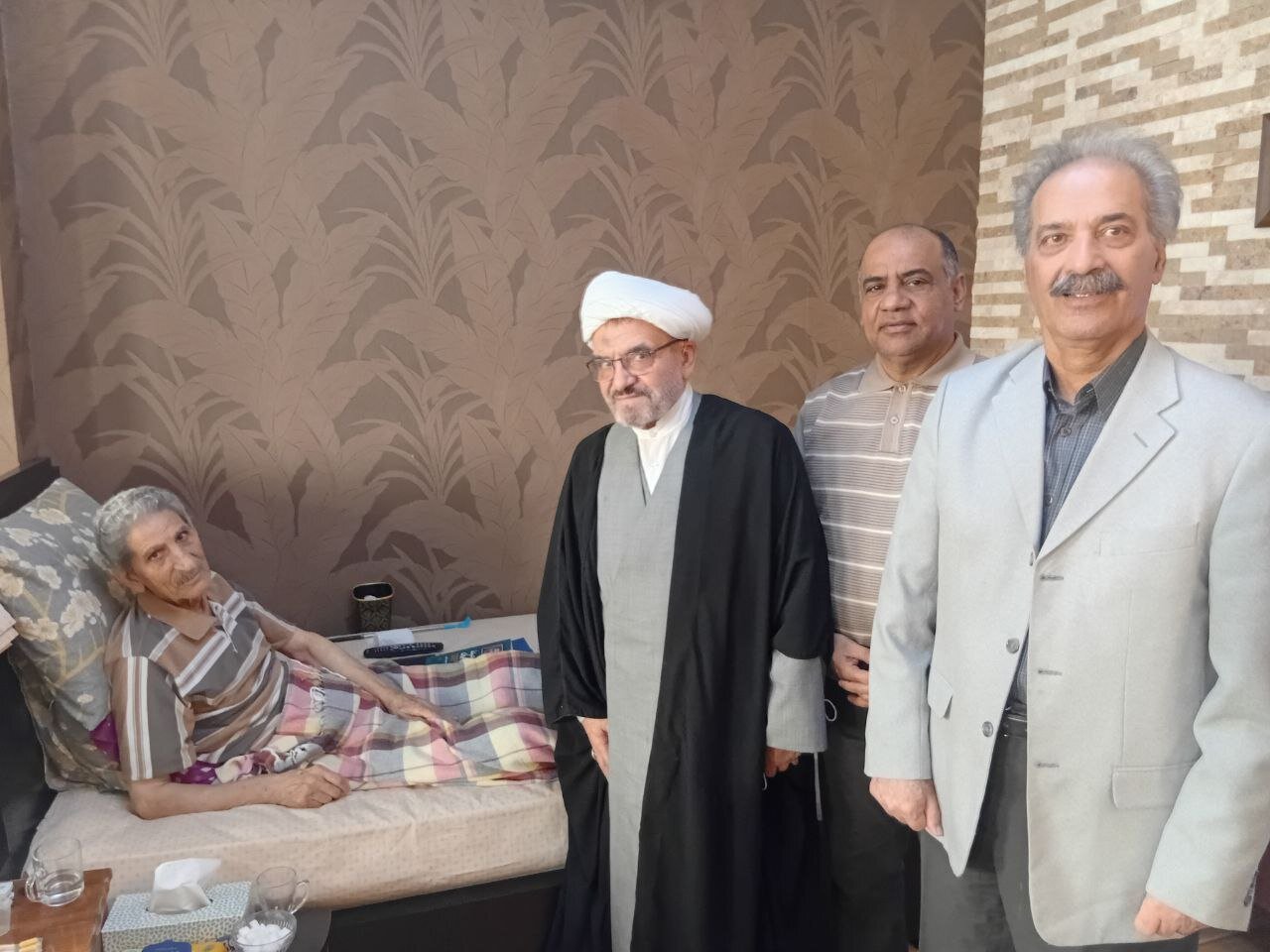 عیادت نماینده رهبری از پیشکسوت «اطلاعات» در آستانه صدسالگی روزنامه