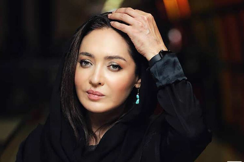 «نیکی کریمی» 26 ساله با لباس عروس در کنار «پرویز پرستویی»؛ سال 76