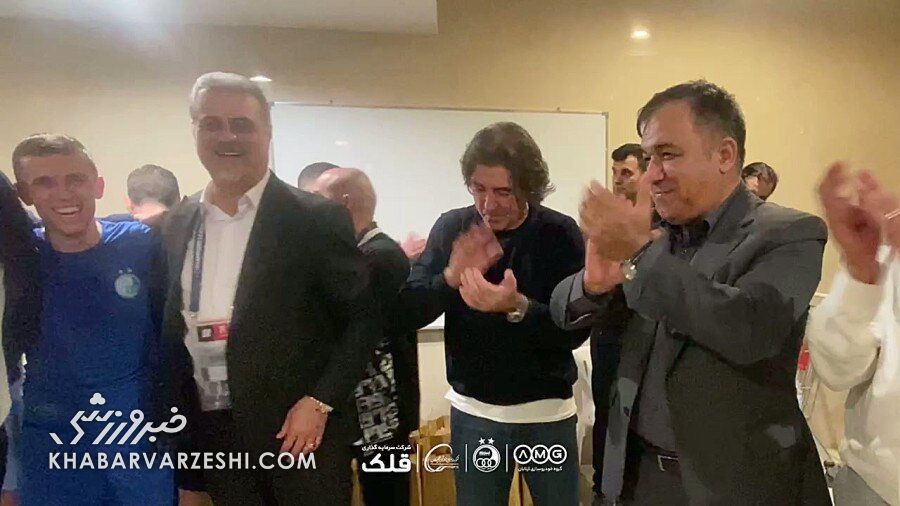 تاجر نیا در رختکن استقلال