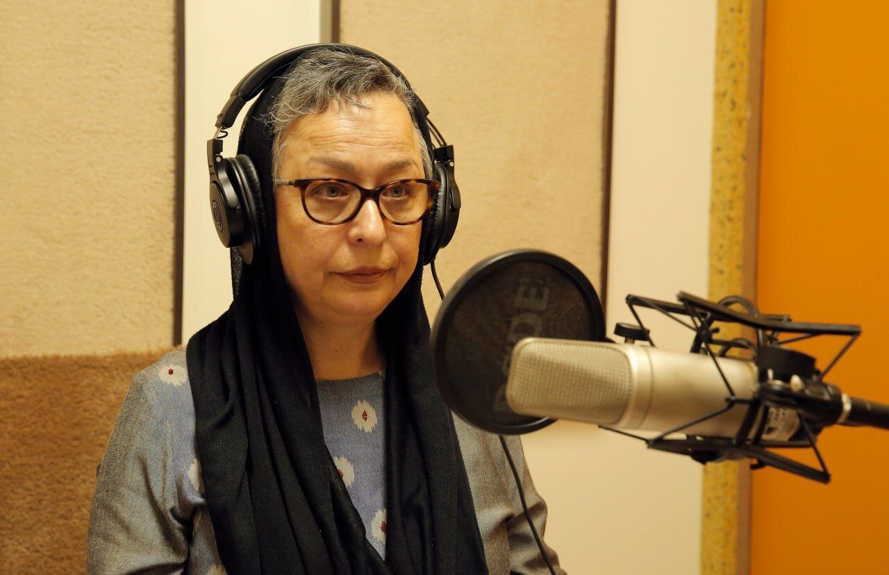 آزیتا حاجیانِ ۳۰ ساله در کنار مرجانِ خواننده/ عکس