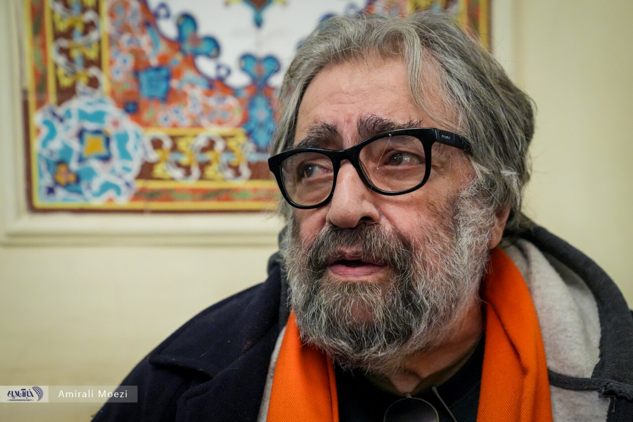 مسعود کیمیایی، فیلمبرداری «عشق در انفرادی» را از سر گرفت/ فیلمی که ضبطش همزمان با ورود کیمیایی به ۸۴ سالگی شروع شد